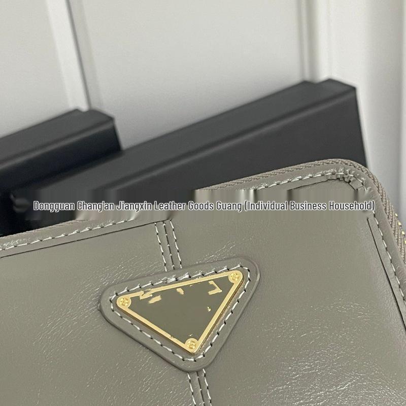 Portfel damski inspirowany Pradą 2025: Modny, uniwersalny design z wieloma gniazdami na karty i miejscem na dokumenty.