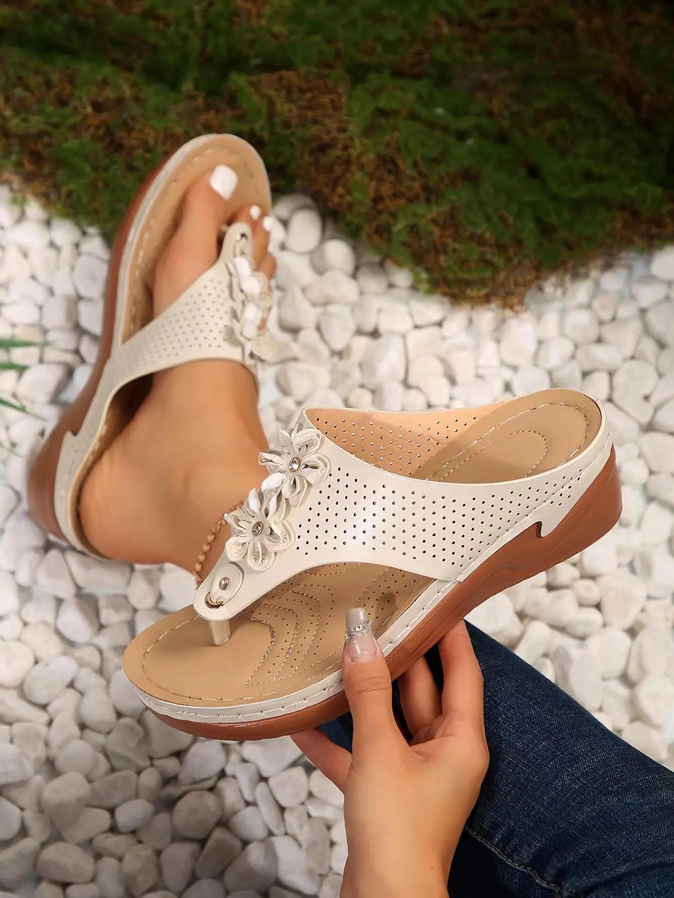 Женские полые цветочные шлепанцы летние модные римские тапочки на толстой подошве для отдыха на пляже повседневные сандалии нескользящая обувь 36 1980₽