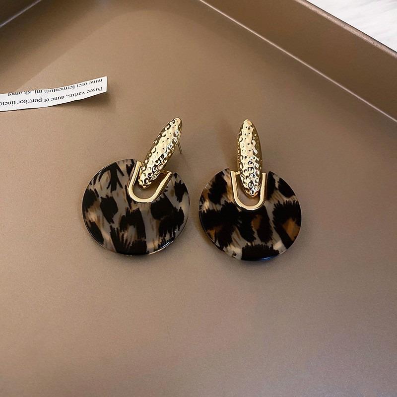 Orecchini a bottone geometrici rotondi con stampa leopardata in resina e pelle con ago d'argento moda autunno e inverno orecchini di nicchia di alta gamma da donna