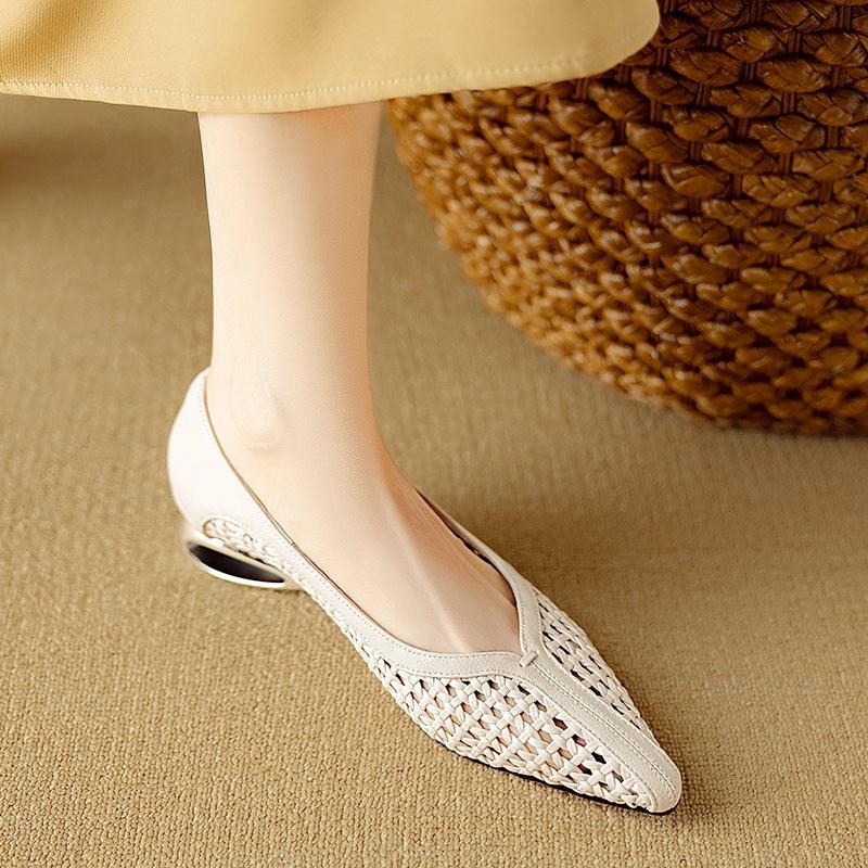 

French woven retro hollow light mouth single shoes niche light luxury pointed V mouth soft sole comfortable fashion mother shoes 34 белый