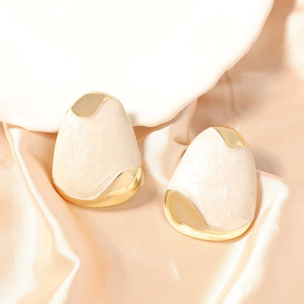 The creative and unique design sense, fresh and sweet, multi-color geometric quadrilateral ear studs are simple and elegant