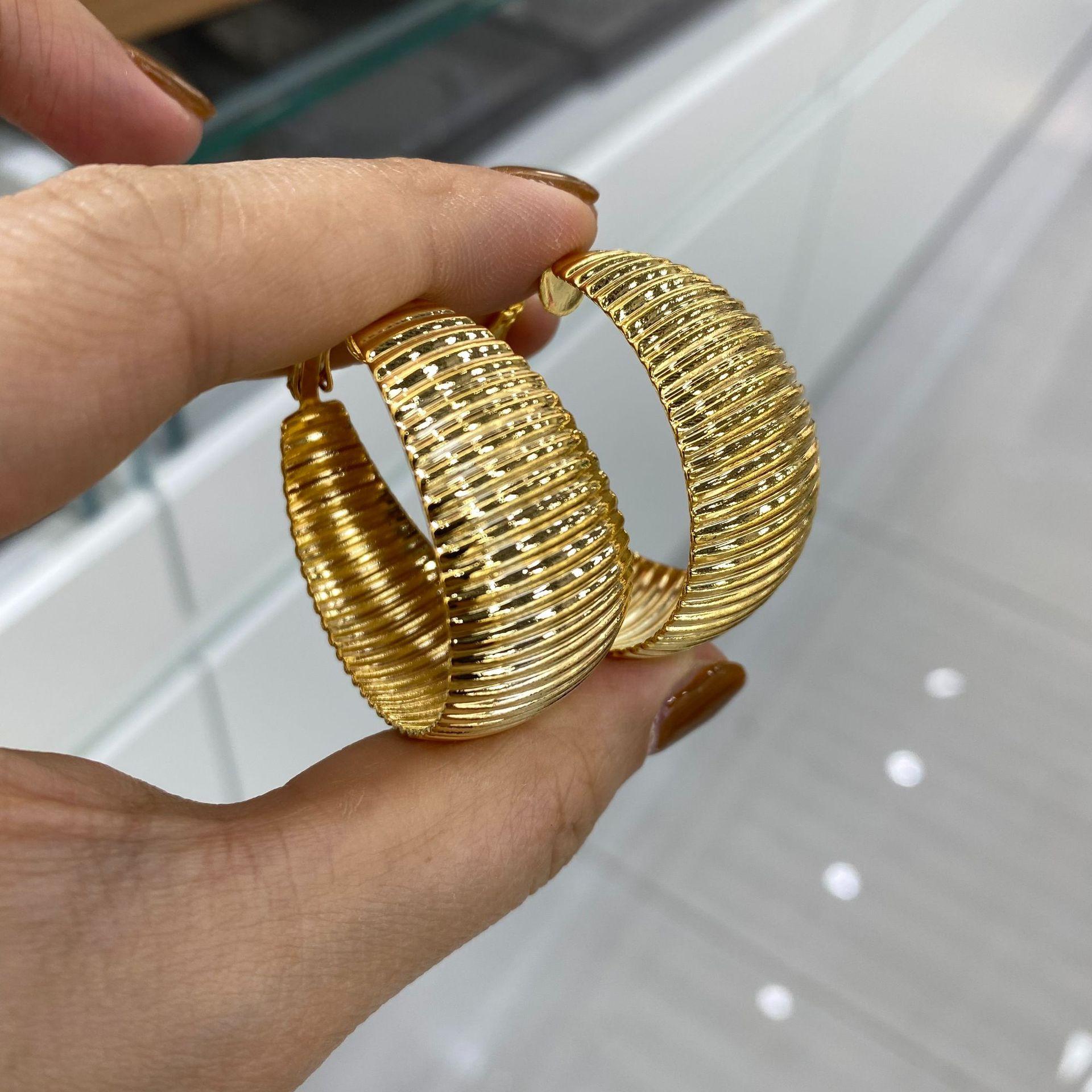 

Autumn And Winter Retro Metal Exaggerated C-Shaped Earrings, Creative Gear Texture Circle Ear Buckle Women S Earrings Earrings
