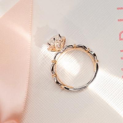 Prinzessin auf der Flucht hält Blume, acht Herzen, acht Pfeile, Super Flash, 1 Karat, geteilter offener Ring, Verlobungsring für den weiblichen Zeigefinger
