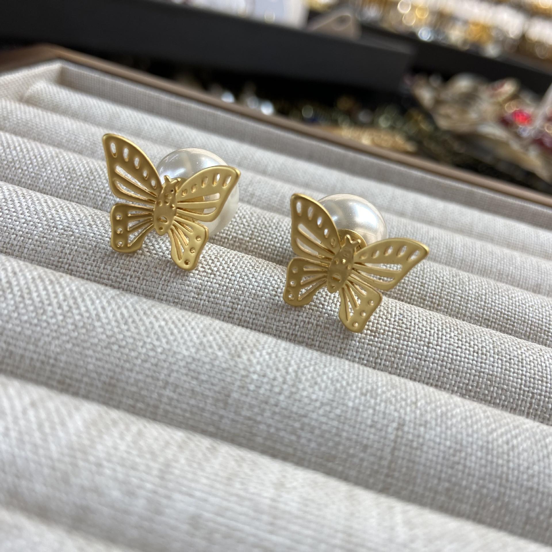 

Gold-Plated Butterfly Pearl Earrings Exquisite Light Luxury Premium Butterfly Earrings Retro Round