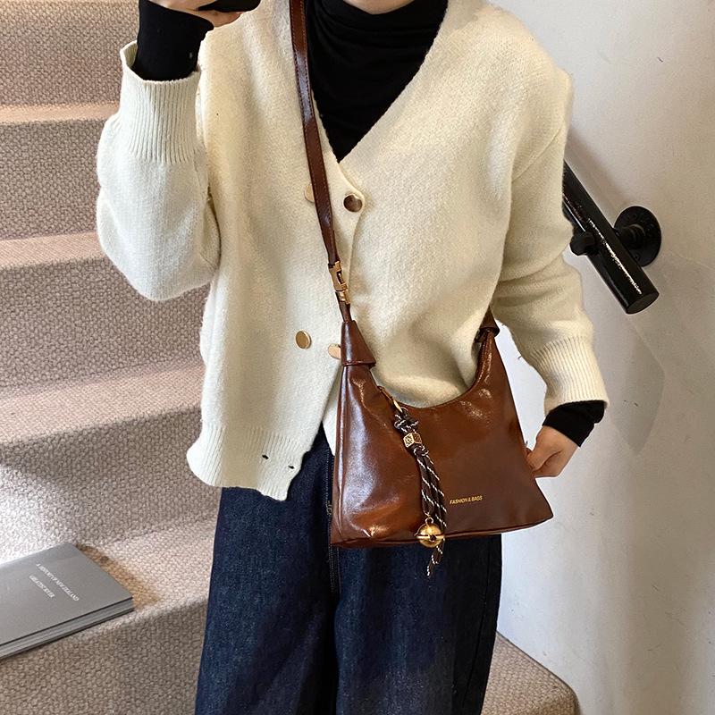 2025 Retro-Knödeltasche aus weichem Leder: Modische Umhängetasche für Damen im Herbststil.