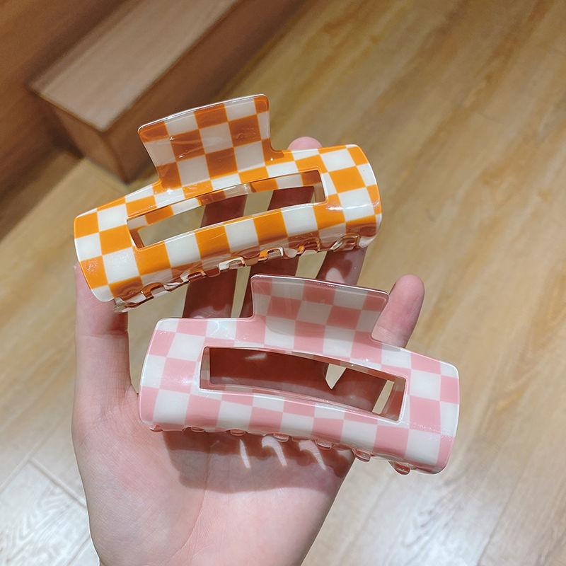 Neu eingetroffen: Modische, 8 cm große, rechteckige Haarspange mit Karomuster aus Acryl für dickes Haar – Haifisch-Haarspange