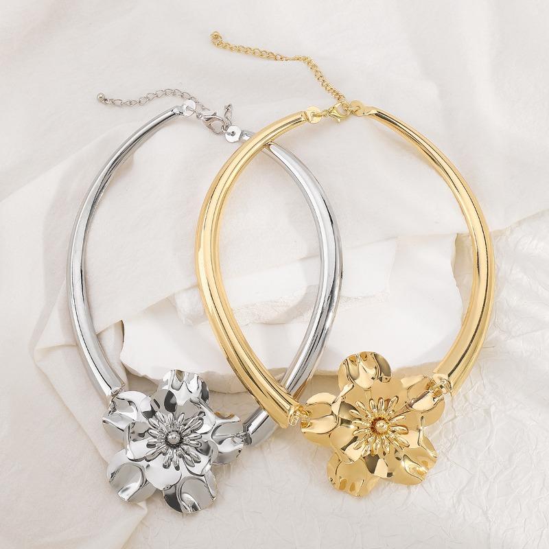 Wind Fashionable Retro Flower Earrings, Niche Design Sense Light Luxury Temperament Metal Wind Earrings