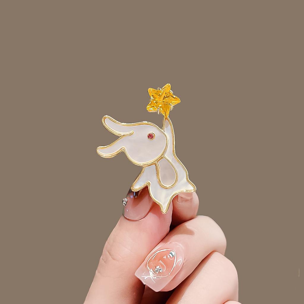 The Star-picking Little Rabbit Brooch Is A High-end Feminine Brooch with A Unique Design of A Mother-of-pearl Corsage