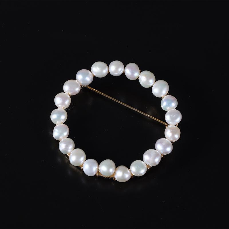 

Темпераментная брошь 40 мм ручной работы в технике wire-wrap в стиле барокко с натуральным пресноводным жемчугом