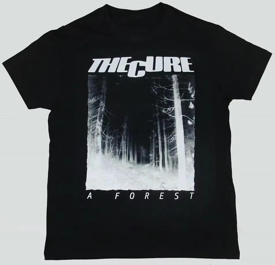 The Cure 2026 Uk And Ireland Summer Tour Schedule Maglietta A Maniche Corte Per Unisex E Unisex The Cure Uk Maglietta