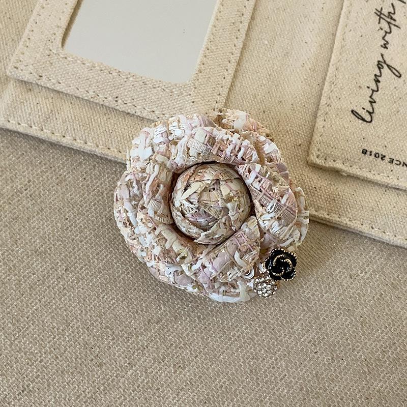 Light Luxury And High-End Sense, Small Fragrant Wind, Camellia Brooch, Femininity, Trendy And Versatile Woolen Coat, Suit Pin Accessories