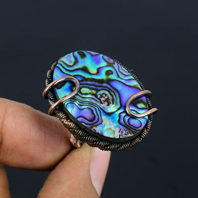 Anillo de joyería hecho a mano envuelto en alambre de cobre con piedras preciosas de concha de abulón