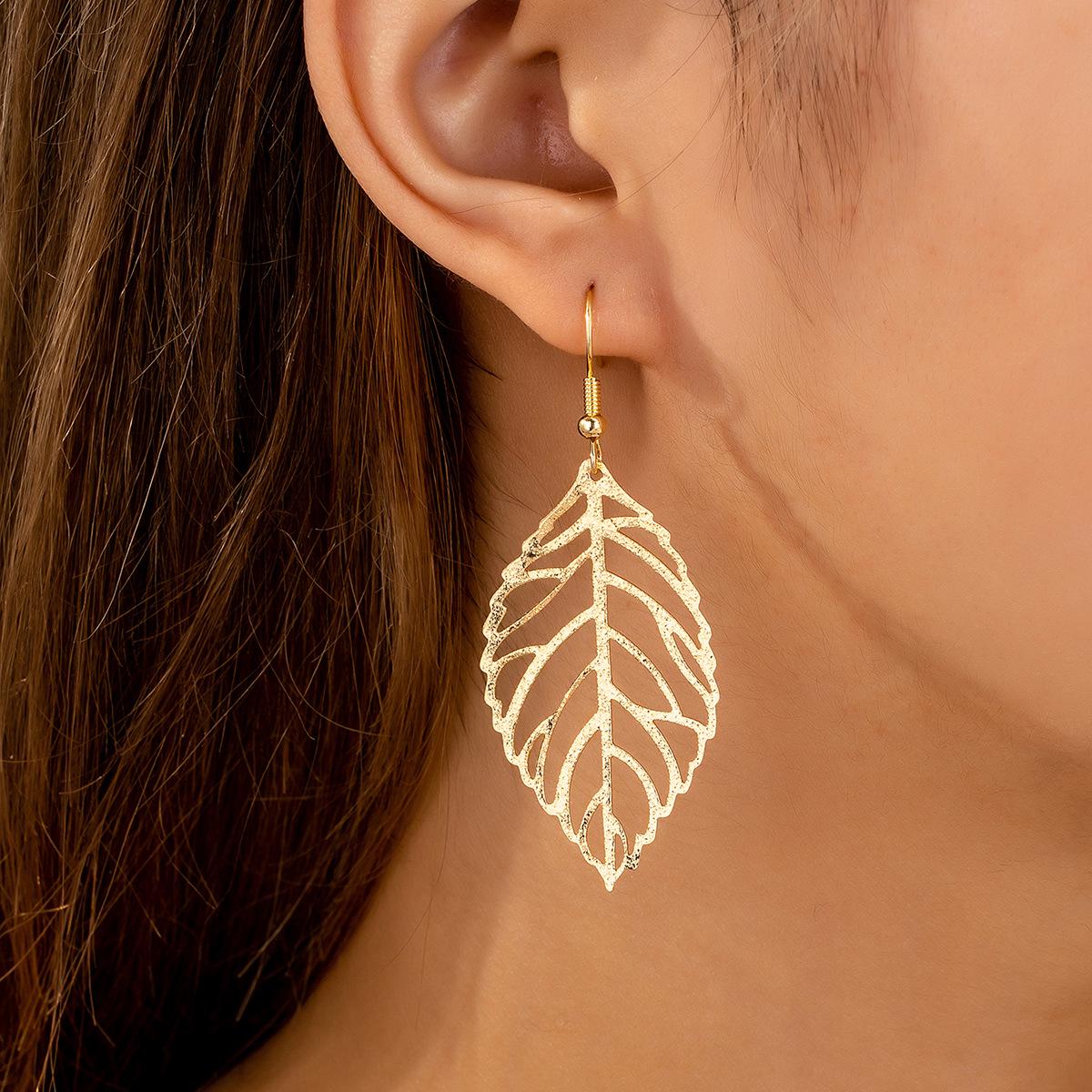 Stylish European and American Leaf Texture Hollow Earrings - Elegant and Versatile Fashion Jewelry золотой