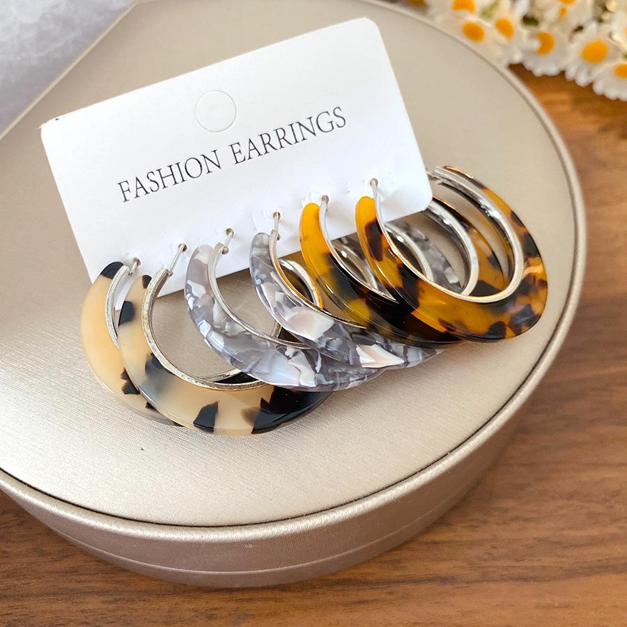 

Silver needle smudged acetic acid board leopard print round earrings Hong Kong style retro earrings fashionable versatile earrings design sense niche