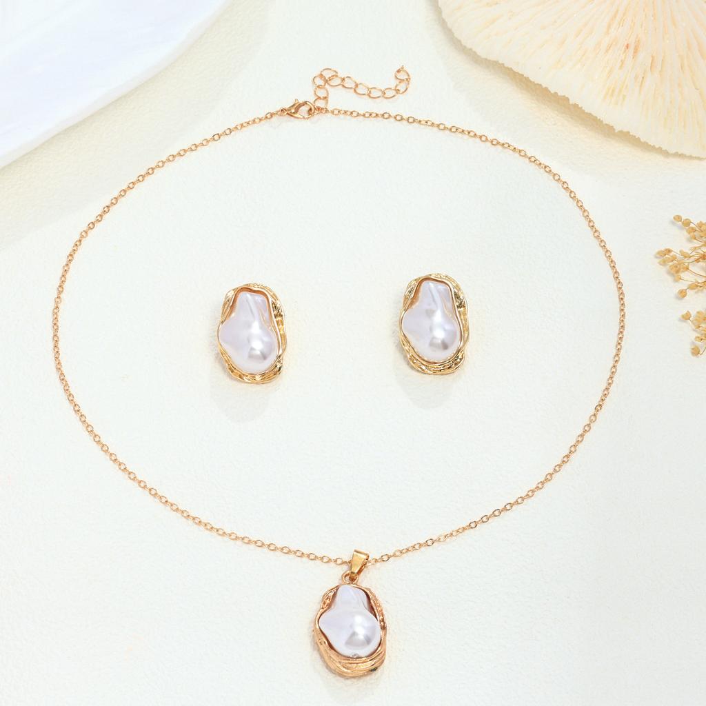 Trendy spesialformet perlesett, retro luksus temperament halskjede, øredobber, ringsett.