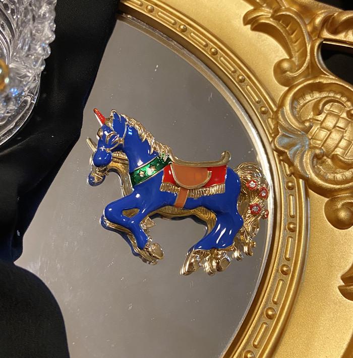 

Vintage Baroque Style Women Girls Fashion Enamel Round Blue Badges Brooch Fashion Classic Lady Crystal Pearl Cross Pin Buckles