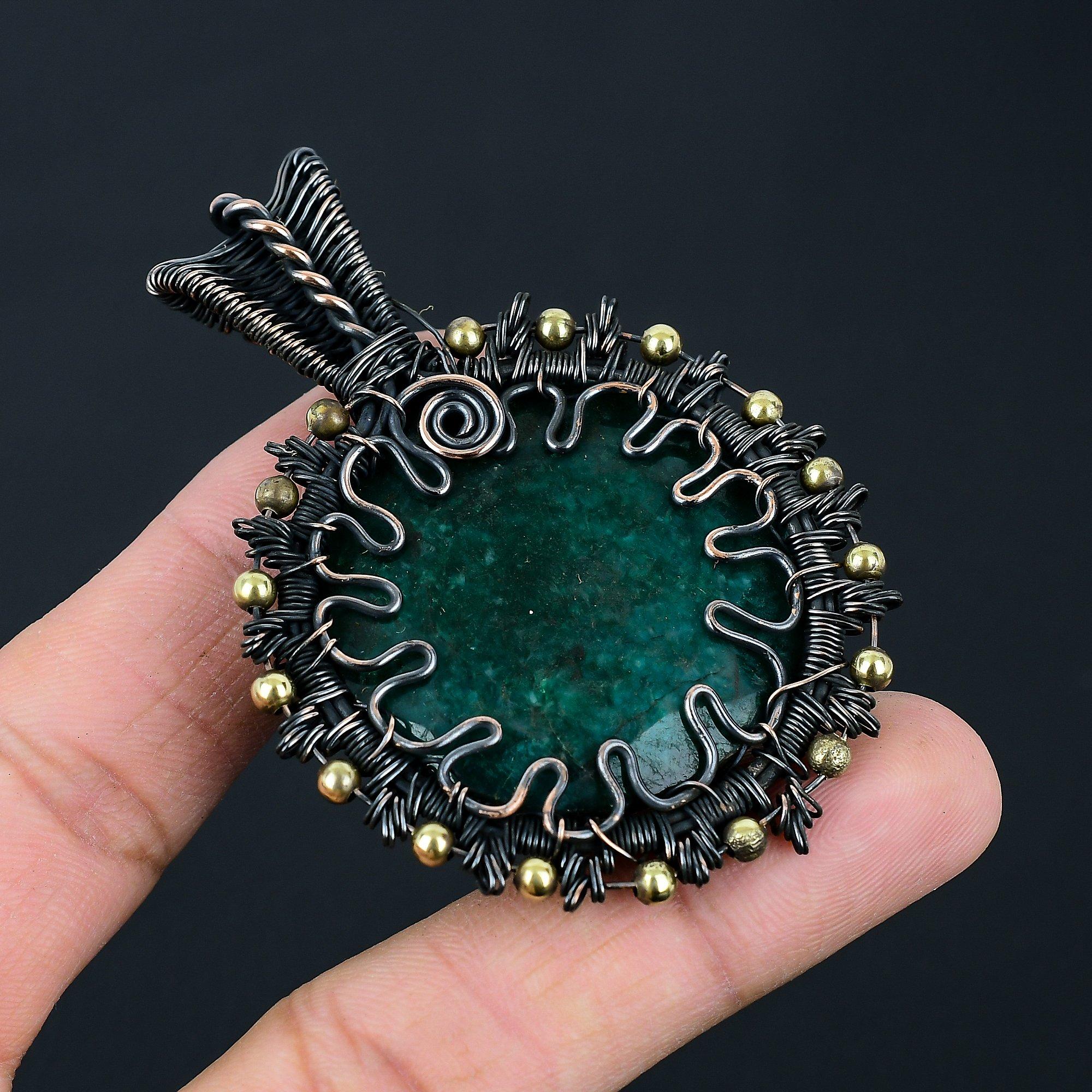 

Очаровательный изумрудный драгоценный камень ручной работы из медной проволоки, созданный в лаборатории, ювелирный кулон для женщин 2.64 Inches зелёный