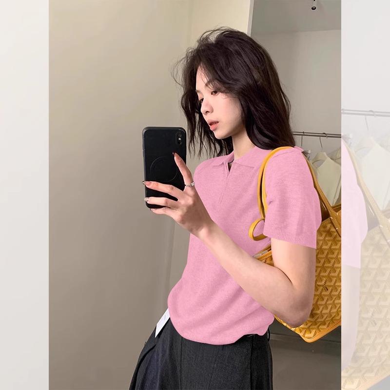 Un Polo Subțire cu Guler, Cămașă Tricotată cu Mânecă Scurtă, și un Top Unic cu Fermoar la Jumătate pentru Femei Vara