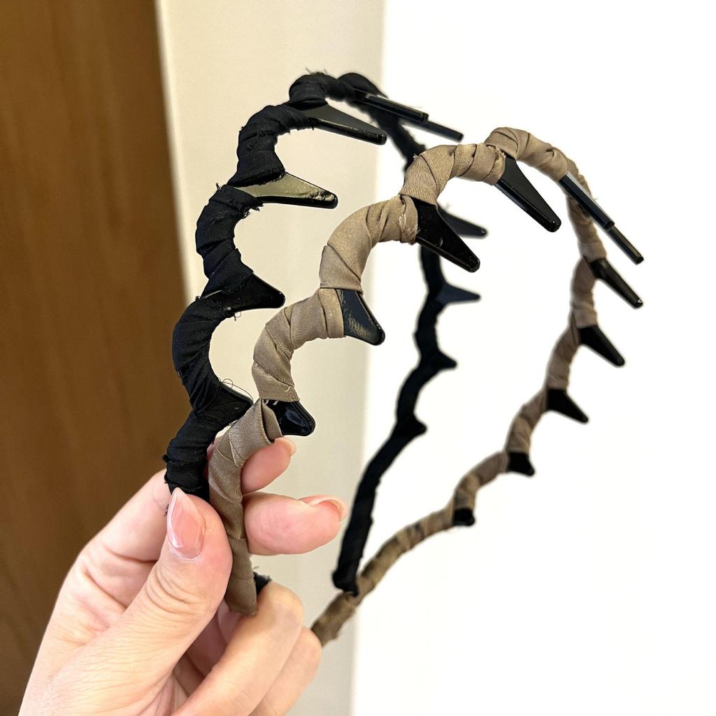 Opaska falowana antypoślizgowa z ząbkami - stylowa, idealna do mycia włosów i twarzy