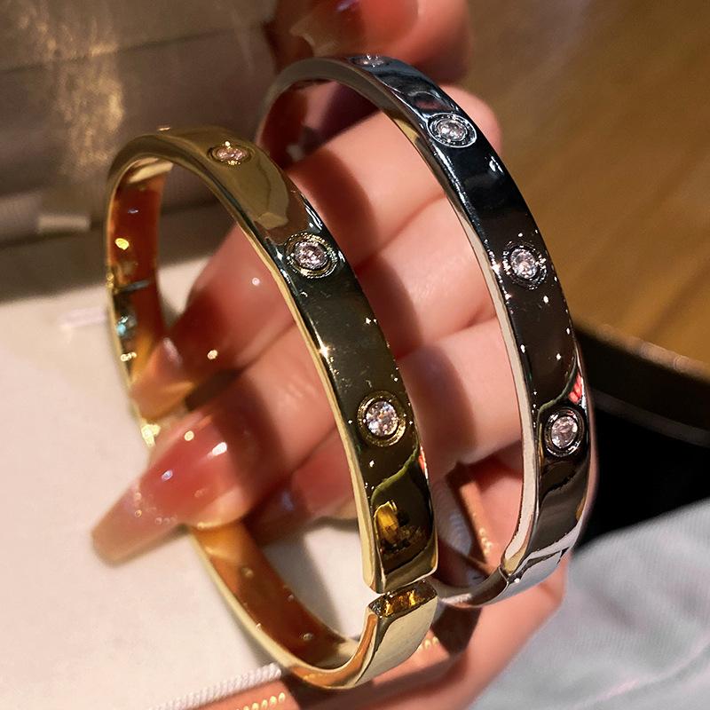 A Niche High-end Copper Micro Inlaid Zircon Bracelet for Female Couples, with a Plain Circle and Shiny Bracelet