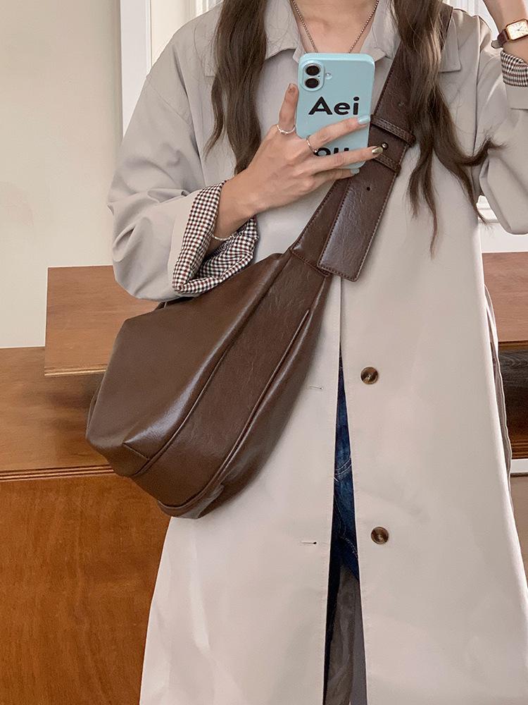 Japanese-Style Large Capacity Soft Leather Croissant Crossbody Bag for Women - High-End Autumn/Winter 2026 Shoulder Tote