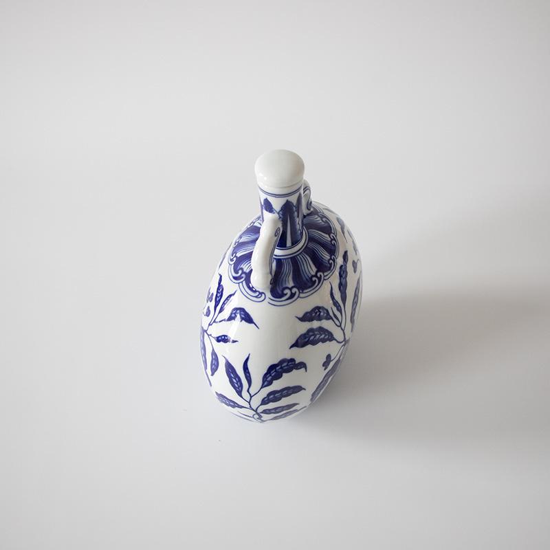 Jingdezhen Blue and White Porcelain Vase: Old-Fashioned Ceramics Inspired by the Forbidden City for Living Room Decor.