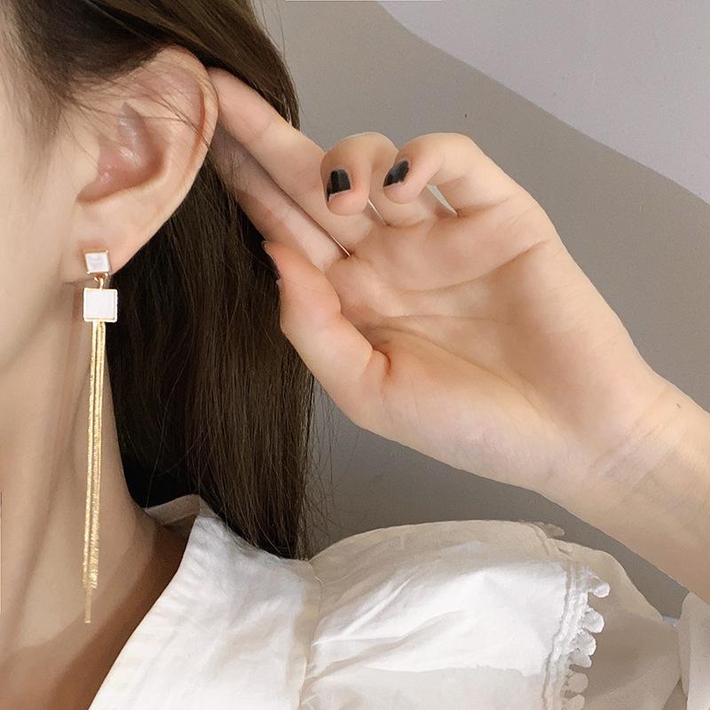 Stylish and simple gold stud earrings, fringed earrings, light luxury, high-end sense, versatile temperament earrings, niche design earrings