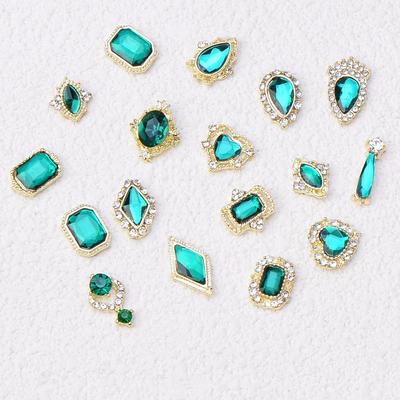Nail art – Strass e decorazioni per unghie