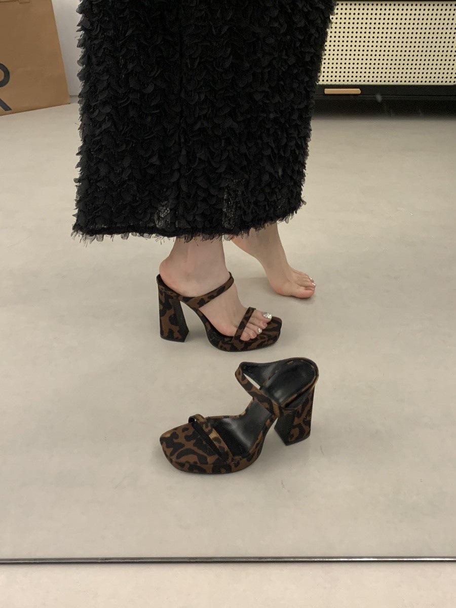 

Temperament word with thick heel open toe cool slippers women summer wear waterproof table leopard print beautiful high heel sandals women 40 цветной печати леопарда