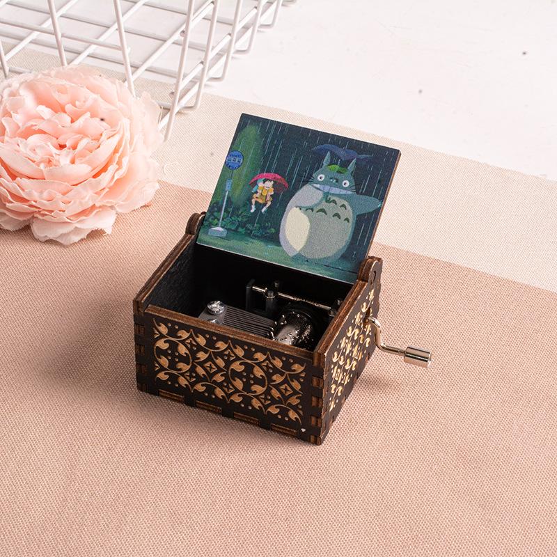 

Деревянная музыкальная шкатулка Тоторо Миядзаки – подарок на День святого Валентина/День рождения для нее 6.4 x 5.2 x 4.2 cm