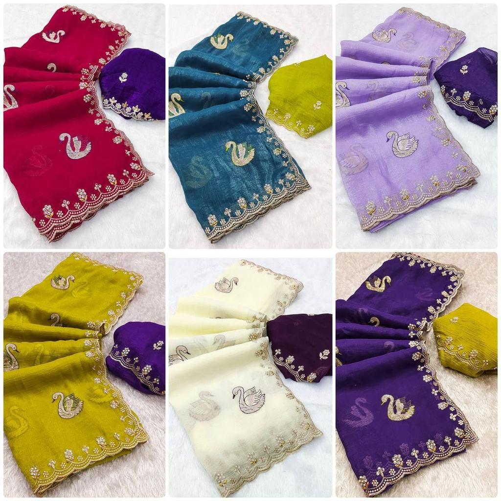 Knuspriger Chiffon Saree mit Blumenstickerei und beidseitiger Moti-Arbeit & Diamantenarbeit mit kontrastierendem besticktem Blusenteil.