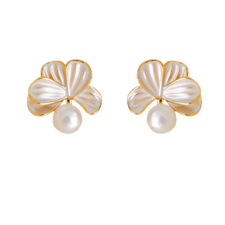 Light Luxury, Elegant and High-end White Flower Pearl Stud Earrings, New Design, Simple and Exquisite Versatile Earrings.