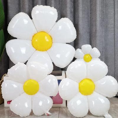 Biele balóniky s kvetmi sedmokrásky, viacveľkostné fóliové balóniky so slnečnicou, héliový balónik plumeria na narodeninovú svadobnú párty dekoráciu, baby shower