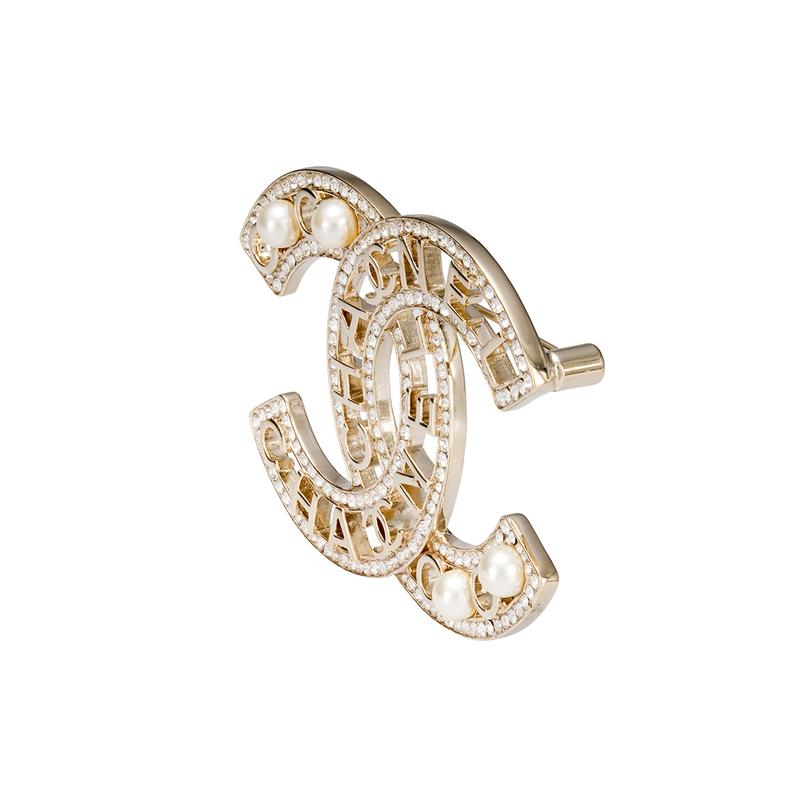 CHANEL CC double C logo hollow pearl letters filled metal brooch men and women same style couple gold