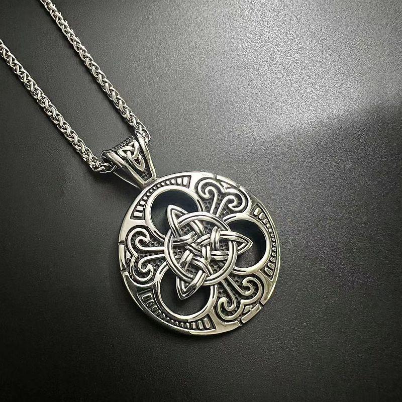Vysoko kvalitný štít Viking Warrior Axe Shield Titánový oceľový prívesok pre mužov Náhrdelník z nehrdzavejúcej ocele Strieborné šperky Hip Hop Street