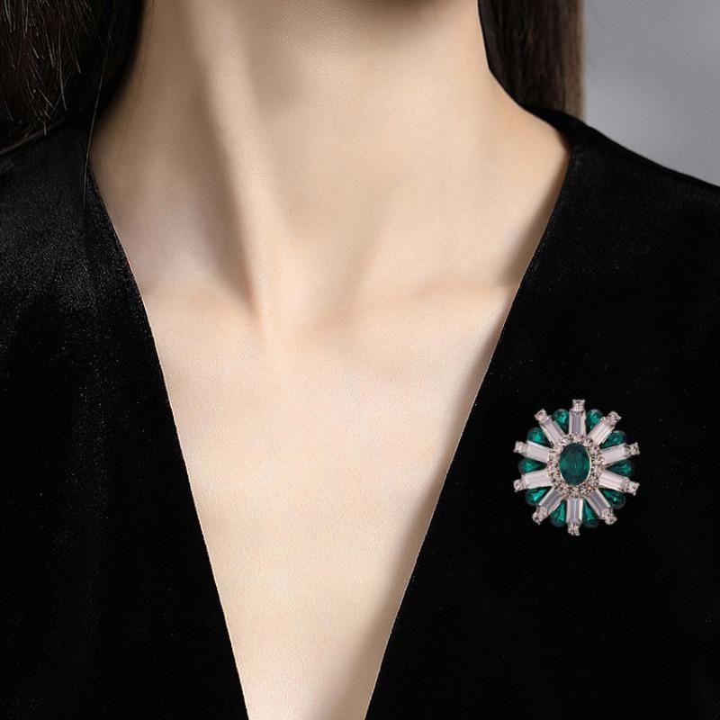 Crystal Flower Brooch - High-end Women's Retro Elegant Oval-shaped Brooch for Suit Jackets and Outerwear Accessories