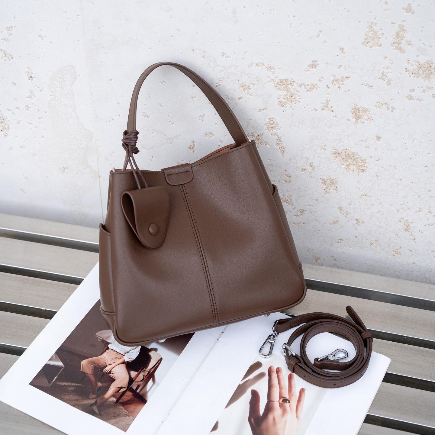 

Real Leather 2025 And New Style Fashion Decoration Cowhide Womens Bag Korean Version Single Compartment Bag Timeless Classic Large Capacity Tote Bag 26x10x23cm кофейный