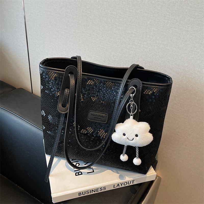 Large-capacity commuter tote bag women's fashion versatile shoulder bag new niche simple leisure bag