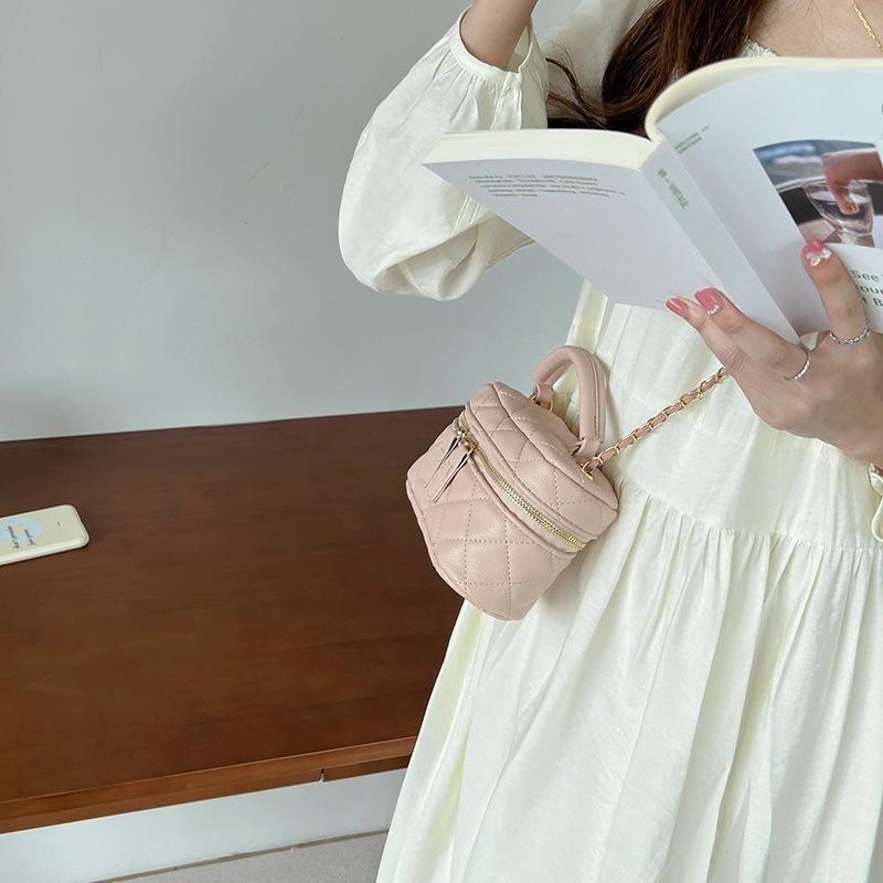 The Small Hand-held Chain Bag Is A Versatile Small Bag That Can Be Carried Diagonally Over One Shoulder