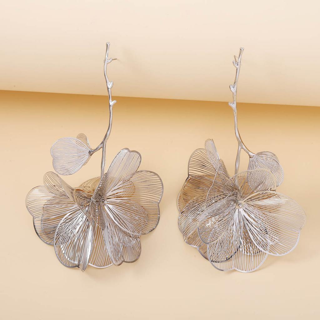 Fashion exaggerated ins cold wind camellia long earrings, light luxury alloy personalized versatile trend earrings