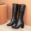 Krazing Pot Buty Jesienno-Zimowe ze Skóry Krowiej Grube Wysokie Obcasy Duży Rozmiar 45 Rozmiar 44 Szpiczasty Nosek Plisowana Dekoracja Kobiety Utrzymują Ciepło Kozaki do Połowy Łydki