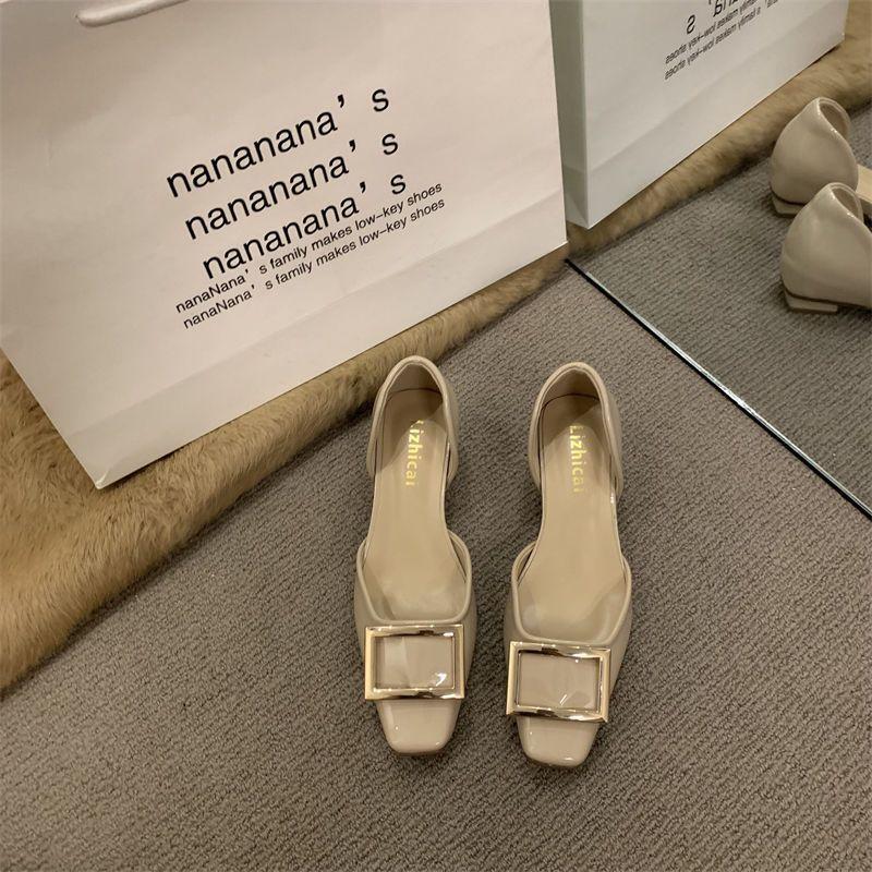 Klassiska fyrsäsongsskor med fyrkantigt spänne, ihåliga enskor i lackläder, hösten 2025 nya, lågskurna skor med fyrkantig tå och låg klack, damsandaler, yttre w