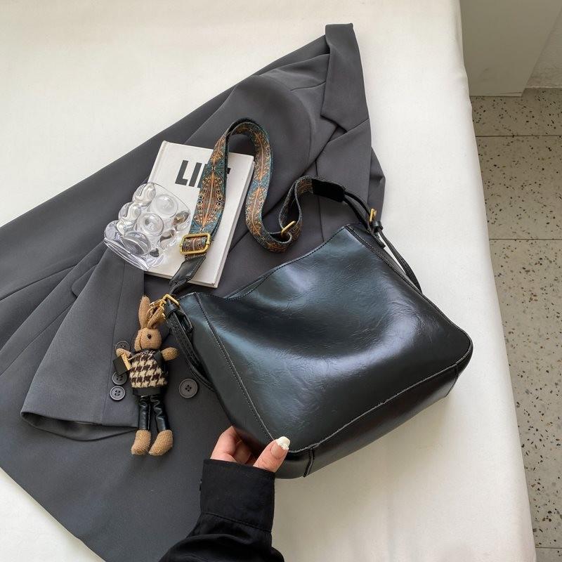 Fashionable Retro Women's Large Capacity Bucket Bag With Premium Quality And Versatile Design