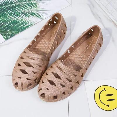 2025 New Korean Version of Women's Sandals Summer Bag Head Hollow Flat Bottom Hole Nurse Hole Mother Shoes