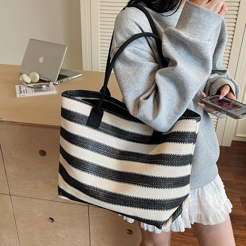 Neue Umhängetasche gestreift kontrastfarbig fließend modisch gewebte Tragetasche große Kapazität Stroh gewebt tragbare Tragetasche