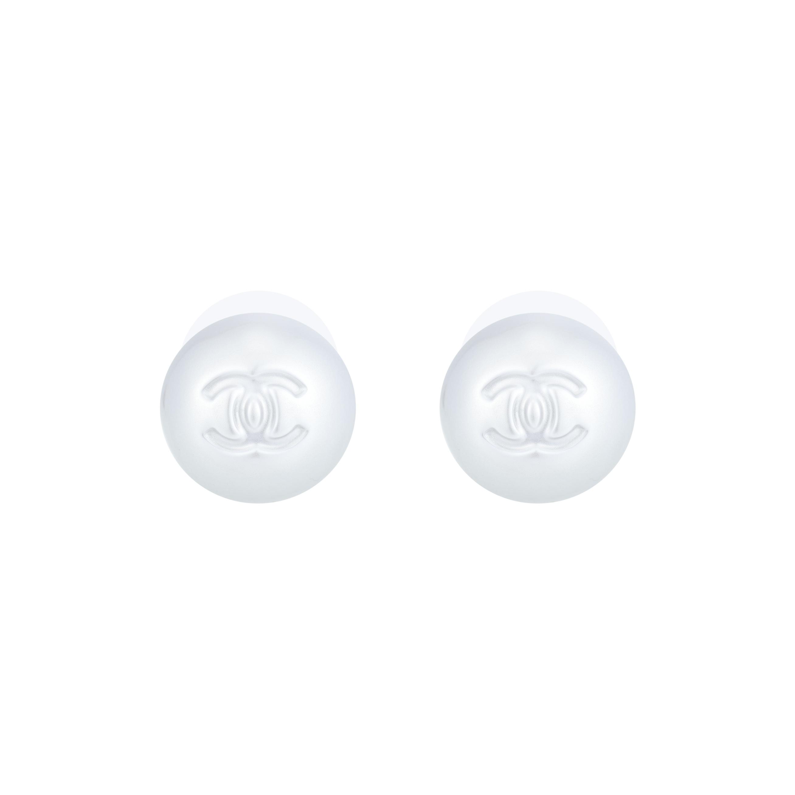 

Chanel 25C Early Spring Solid Color Logo Decorated Small Resin Metal Earrings Women earrings White ABE985B19295NADGE F,White