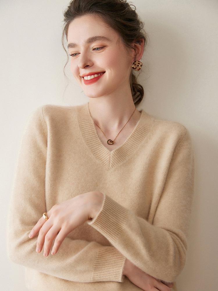 2025 Korean-Style Thick Cashmere V-Neck Loose Sweater - Women's Autumn/Winter Knit with Drop Shoulders and Long Sleeves.