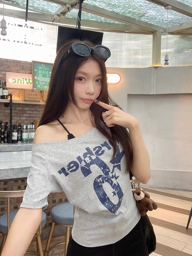 Американская Дерзкая Девушка Летняя Одноплечая Облегающая Футболка для Женщин - Универсальный Белый Топ с Принтом и Коротким Рукавом Medium серый