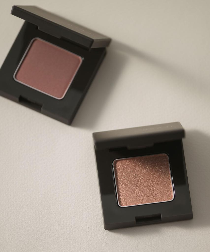 OSAJI Nuance Eyeshadow 2g [d22 Yorube] Transparency and gloss. An eyeshadow that layers on the skin to create a new look.