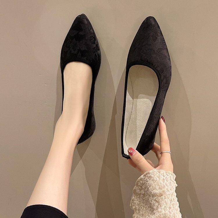 

Guofeng casual large size lady single shoes spring new retro commuting good to wear pointed grandma shoes flat work shoes 42